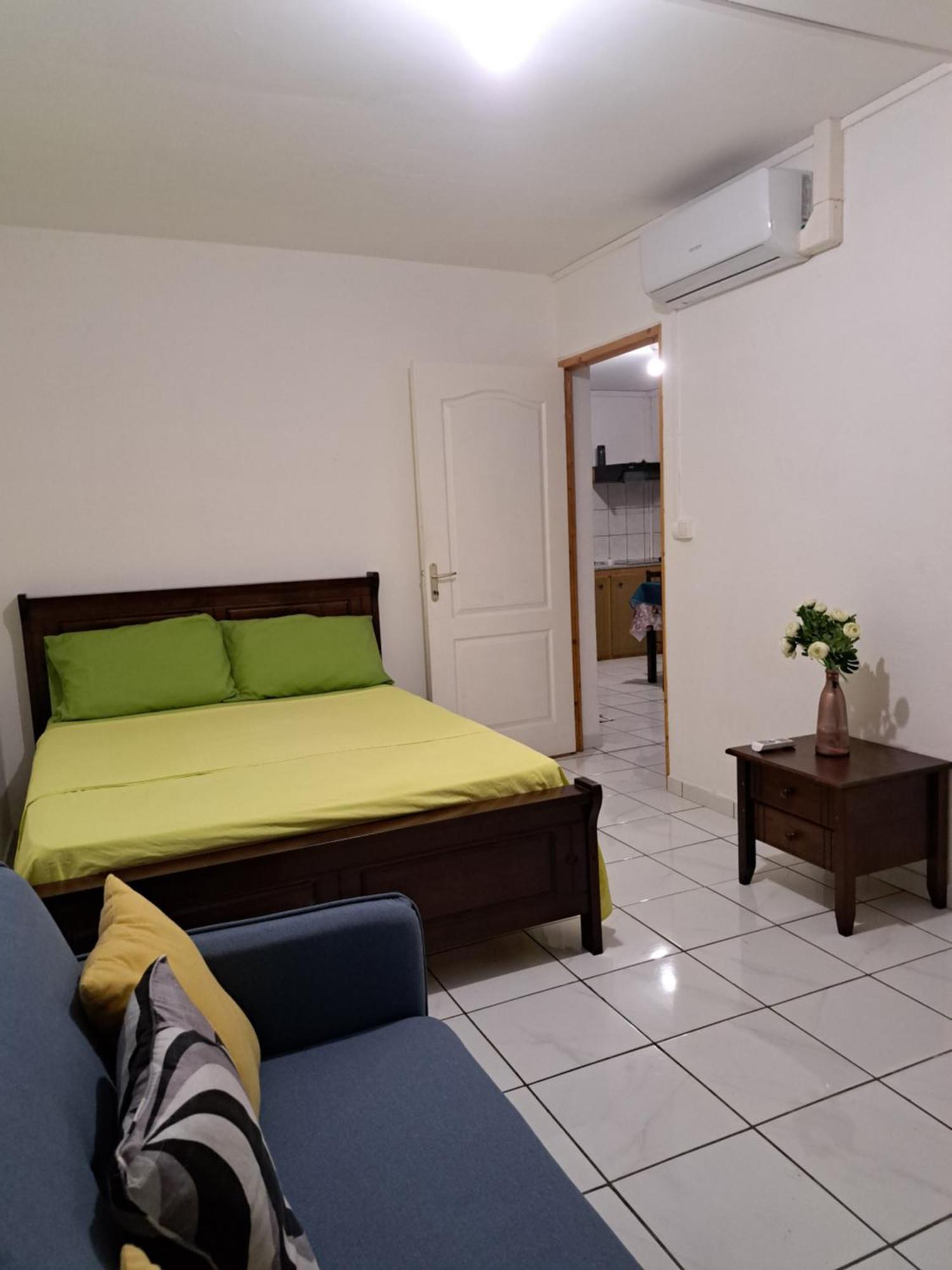 Апартаменты Appart A La Res Andy Accueillant 1 A 5 Pers Arrive Autonome , 2 Places De Parking Dans La Cour Devant La Maison Сен-Дени Экстерьер фото