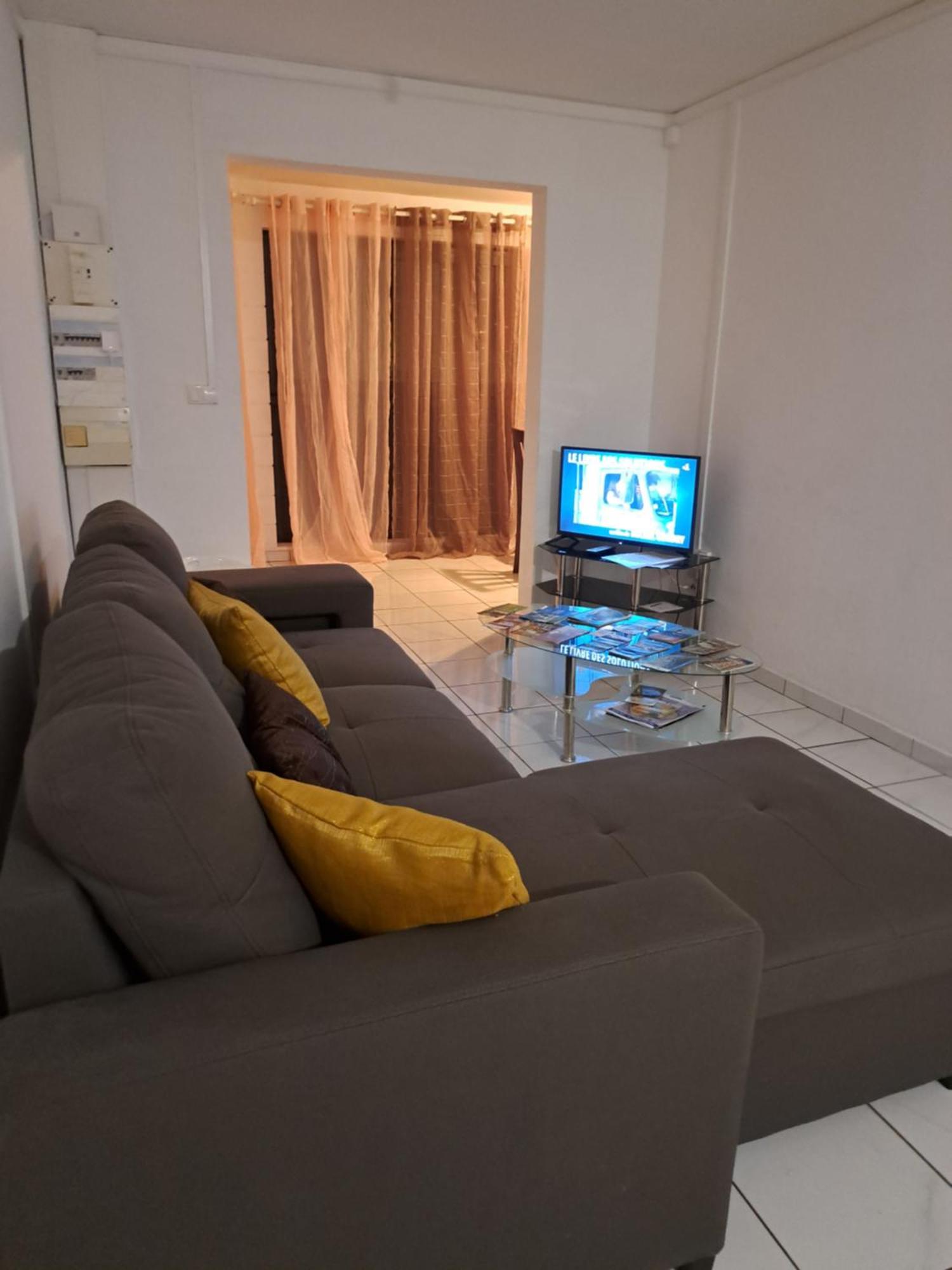Апартаменты Appart A La Res Andy Accueillant 1 A 5 Pers Arrive Autonome , 2 Places De Parking Dans La Cour Devant La Maison Сен-Дени Экстерьер фото