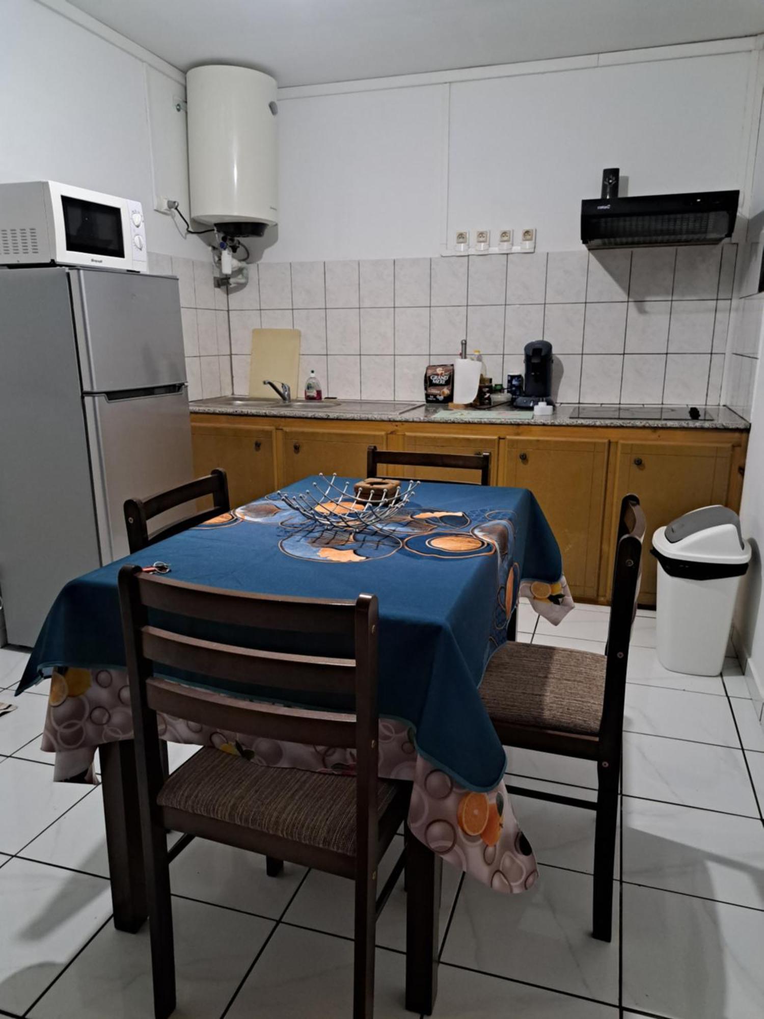 Апартаменты Appart A La Res Andy Accueillant 1 A 5 Pers Arrive Autonome , 2 Places De Parking Dans La Cour Devant La Maison Сен-Дени Экстерьер фото